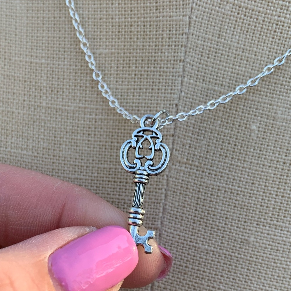 NWT Sterling Silver Plated Chain & Key Charm Necklace - Picture 13 of 13